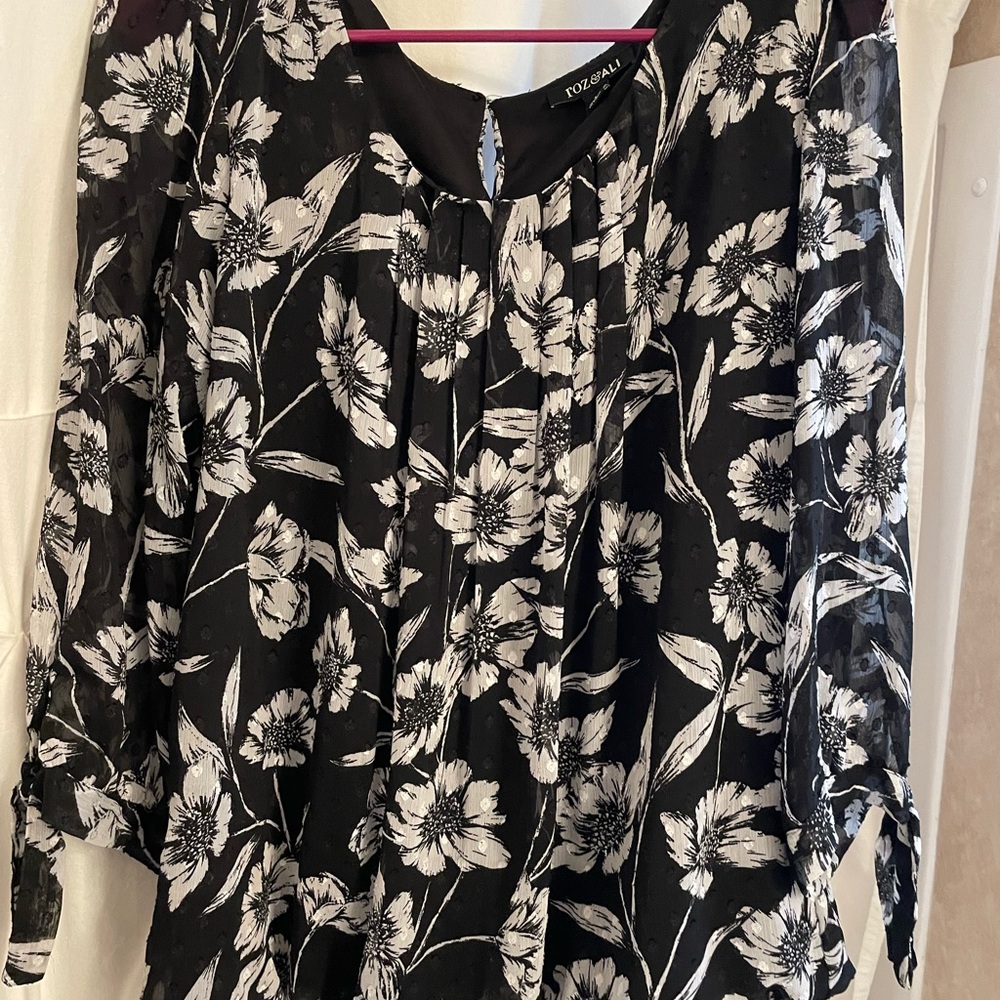 Roz & Ali Black and White Floral Blouse
